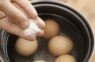 Nevienas ieplīsušas olas Lieldienu rītā: ko es pievienoju ūdenim, lai čaumala būtu stingra un viegli nolobāma