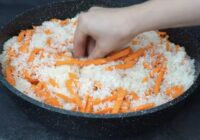 Vakariņas vienā traukā: vienkārši ielieku vistu un pa virsu uzberu sausus rīsus – garšīgi, sulīgi un bez netīriem traukiem