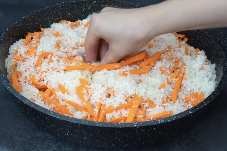 Vakariņas vienā traukā: vienkārši ielieku vistu un pa virsu uzberu sausus rīsus – garšīgi, sulīgi un bez netīriem traukiem