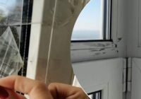 Kā notīrīt vecu līmlenti no logu plastmasas dažu minūšu laikā – efektīvs paņēmiens