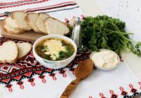 Skābeņu zupa pavasarī smaržos pa visu māju: viena negaidīta lieta, ko iemetu katlā neaizmirstamam aromātam