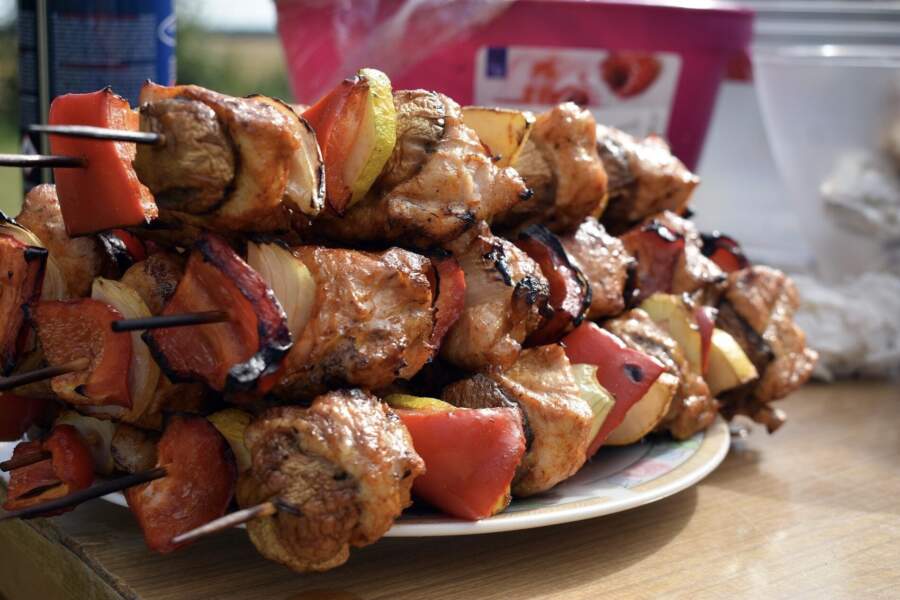 Vairs nekādas sīkstas gaļas: šefpavāri atklāj, kuru gabalu izvēlēties patiešām izcili sulīgam šašlikam