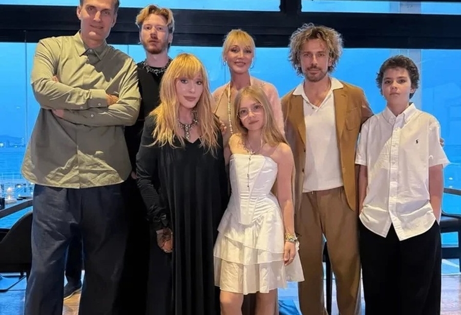 Alla Pugačova ar savu ģimeni