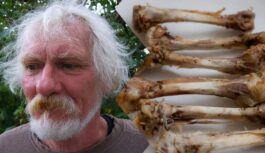 Aizgājām, pie kaimiņa Pētera uz svinībām, pēc laika viņš no visiem šķīvjiem salasīja vistu kauliņus un salika tos maisiņā Aizgājām, pie kaimiņa Pētera uz svinībām, pēc laika viņš no visiem šķīvjiem salasīja vistu kauliņus un salika tos maisiņā