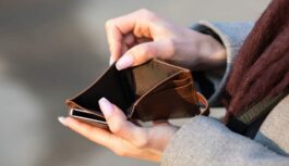 Lielā mērīšanās ar makiem: kāda alga Latvijā tiešām kļuvusi par „nabadzības slieksni” – nosaukta summa Lielā mērīšanās ar makiem: kāda alga Latvijā tiešām kļuvusi par „nabadzības slieksni” – nosaukta summa