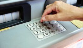 Latvijā sāk parādīties jauna veida bankomāti: “Viss process notiek automātiski”