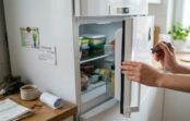Kāpēc ledusskapis “ēd” tik daudz elektrību un kā to apturēt ar pāris vienkāršiem soļiem