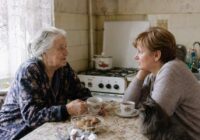 Meita Oksana zvanīja reizi gadā, kad atbrauca redzēja, kā māte dzīvoja pēdējos gadus un nokrita ceļos