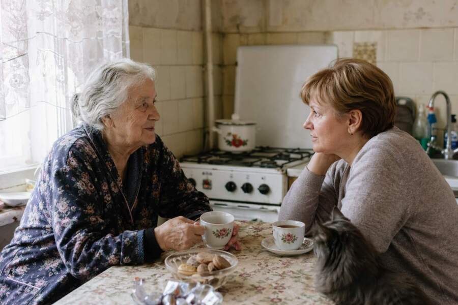 Meita Oksana zvanīja reizi gadā, kad atbrauca redzēja, kā māte dzīvoja pēdējos gadus un nokrita ceļos