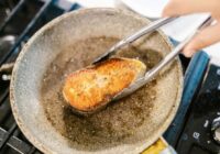 Brāļa sieva Dace man iemācīja: Kāpēc pirms zivs cepšanas pannā vienmēr jāiepilina citrona sula