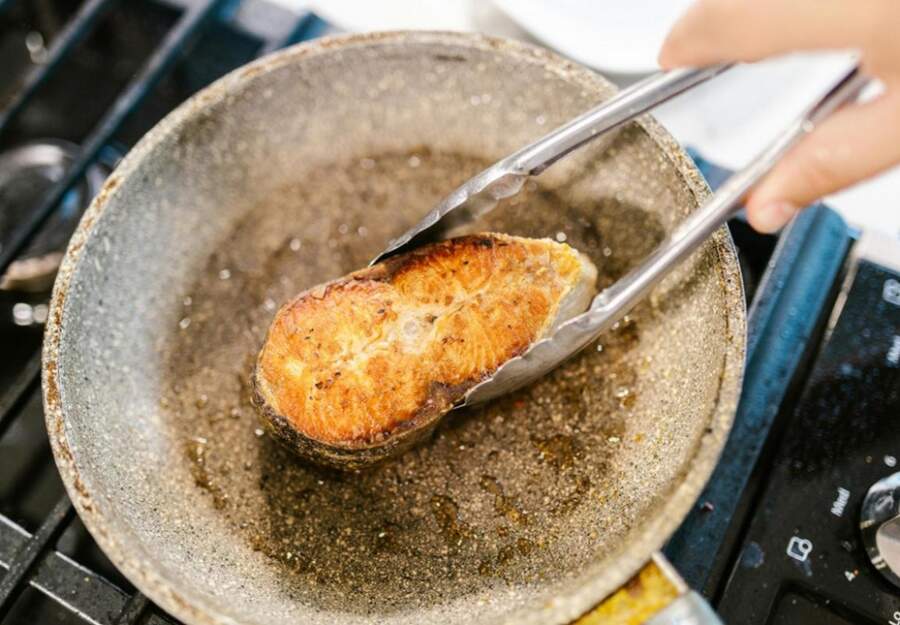 Brāļa sieva Dace man iemācīja: Kāpēc pirms zivs cepšanas pannā vienmēr jāiepilina citrona sula