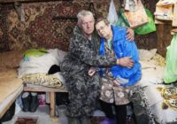 Kāds pensionāru pāris (Juris un Lidija) zaudēja visu un tagad dzīvo pirtī netālu no Rīgas