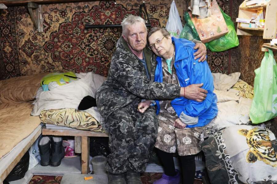 Kāds pensionāru pāris (Juris un Lidija) zaudēja visu un tagad dzīvo pirtī netālu no Rīgas