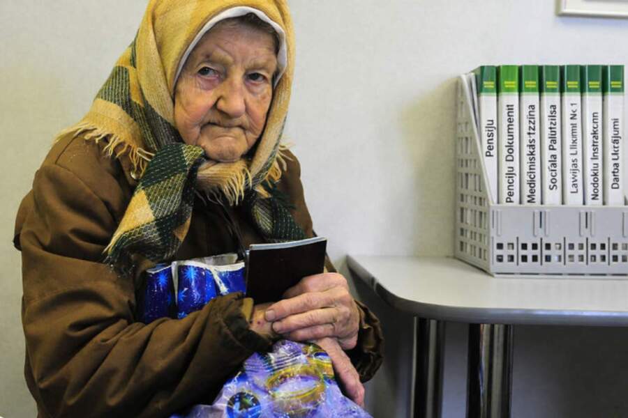 Vecmāmiņa Lūcija pārrakstīja dzīvokli sociālajai darbiniecei, bet bērni par to nejauši uzzināja