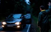 Naktī uz tukšas šosejas es pamanīju auto ar ieslēgtu gaismu salonā – iekšā sēdēja sieviete, kura vairs nespēja parunāt