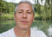 “Braucam uz klusāku vietiņu, te ir par skaļu,” teica 49 gadus vecais Dzintars. Pēc 5 minūtēm es jau nožēloju, ka iesēdos viņa mašīnā