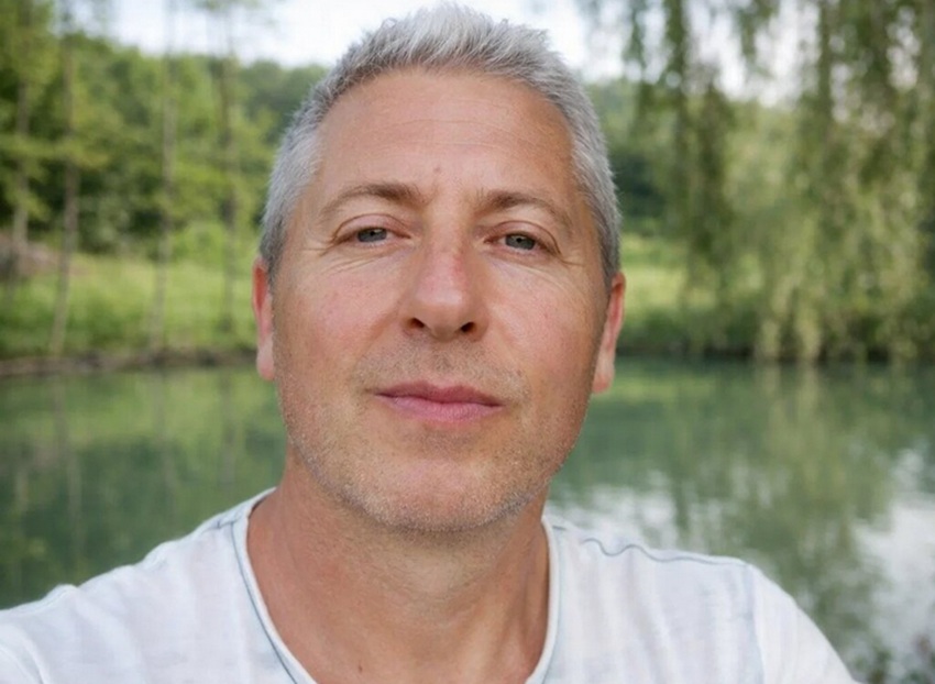 “Braucam uz klusāku vietiņu, te ir par skaļu,” teica 49 gadus vecais Dzintars. Pēc 5 minūtēm es jau nožēloju, ka iesēdos viņa mašīnā