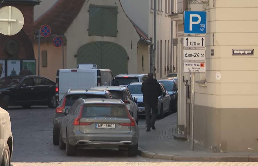 Stāvvietu maksa Rīgā nav mainīta 10 gadus – tagad plānots būtisks kāpums