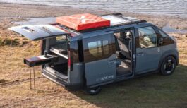 Kia PV5 pārvēršas par modernu kemperi: Vantrack piedāvā virtuvi un „penthausu” uz jumta