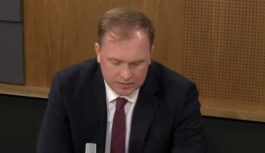 Ekonomikas ministrs Valainis rosina samazināt nodokļus arī benzīnam: kā tas ietekmēs cenas?